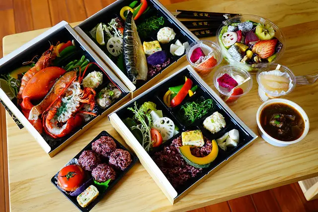 台中美食~原味煮義-手作健康養生極上豪華海鮮餐盒 浮誇無極限 你有吃過活體波斯頓龍蝦便當嗎？