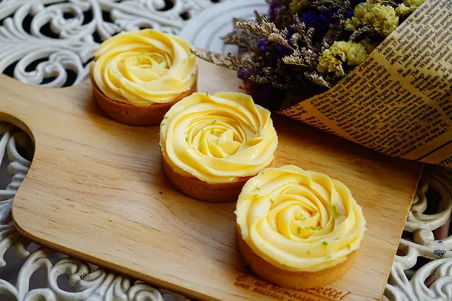 台中美食~Cream Tea 如綻放的黃玫瑰 家常檸檬塔與奶油茶英式司康組合 一等就是四個月 值得期待與等待的細緻美味