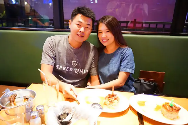 台中美食~新店報報 Texas Roadhouse 德州鮮切牛排 台中店10/5開幕 肋眼牛排、冠軍豬肋排包含配菜都很好吃 每個小時員工都會載歌載舞娛樂滿分 慶生很牛仔超歡樂