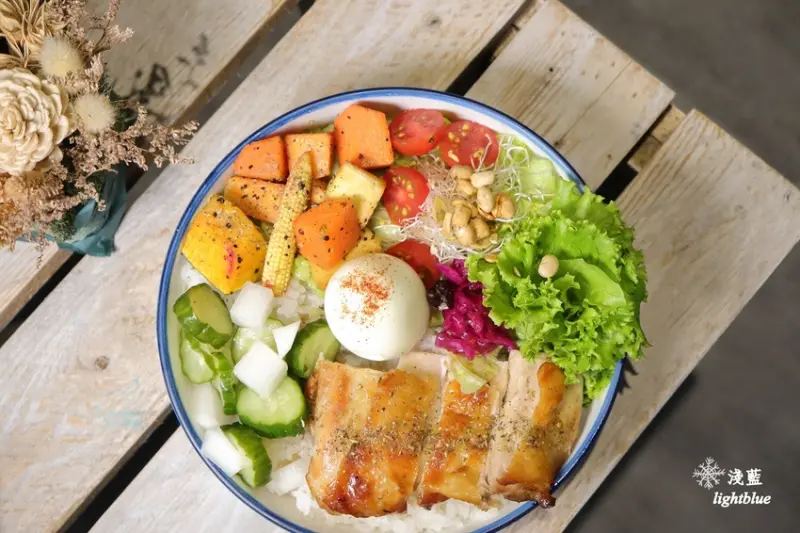 [ 六張犁站美食 ] 淺藍 × 休習日～台北咖啡廳推薦，免費wifi插座不限時cafe，有咖喱簡餐與下午茶甜點