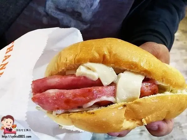 法拉利姊快閃中原夜市，黑鮑魚包香腸堡是什麼?!大家都是來看婷婷的啊!!