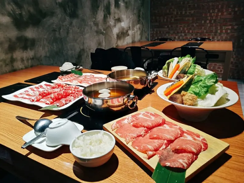 ［新竹美食］言初鍋物ひなべ．工業風網美火鍋店，肉品蔬菜新鮮，醬料多種可搭配，環境寬敞座位多！線上訂位超方便加官方line還送肉品三選一(美國牛五花/西班牙梅花豬/天使紅蝦)