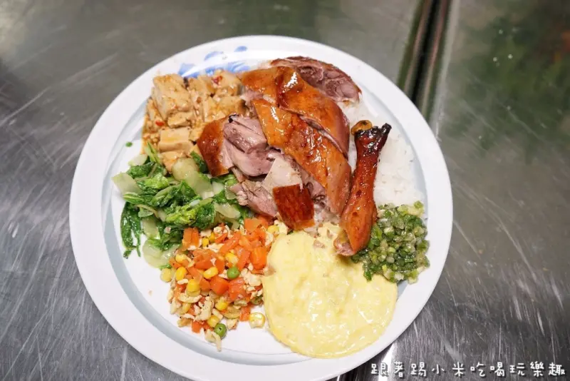 富萊廣東燒臘燒鵝。有別於港式甜味偏鹹香很下飯廣東燒臘。主菜及配菜份量多。店家每週六１７點有提供愛心便當--踢小米食記