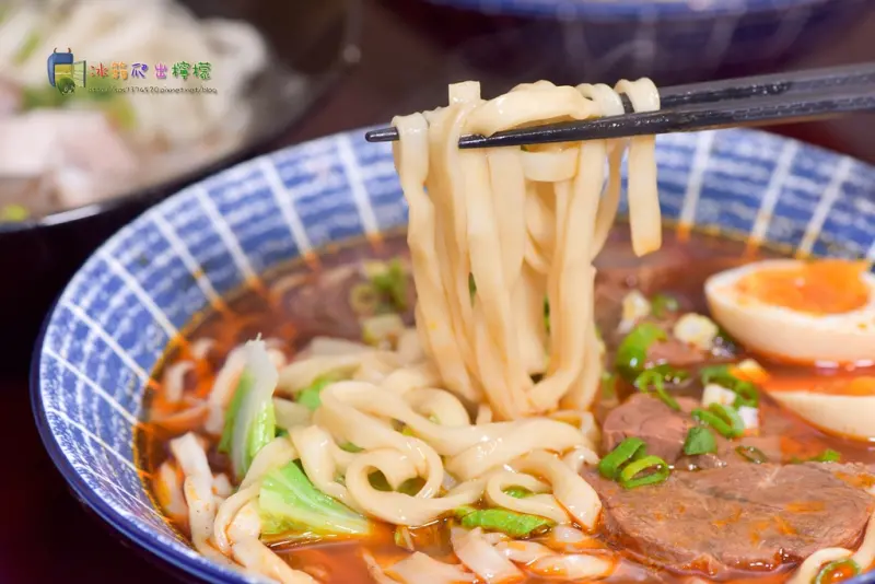 【食-新竹竹北】麵角麵食館 メン角❤自家製麵、每日限量50碗❤使用日本讚岐製麵機做出手感健康麵條❤滑口Q彈的麵條,讓人一吃就愛上❤以天然蔬果熬煮的紅燒湯頭,喝完不口乾舌燥