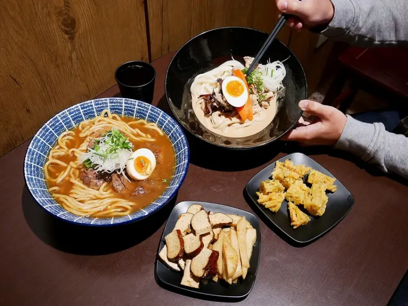 新竹竹北手作正統日式烏龍麵，超Q彈的麵條不用飛到日本就能品嘗到，不只搭配牛肉麵還有胡麻醬的也超好吃-麵角麵食館メン角