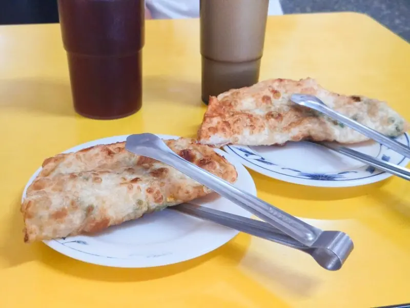 用鐵夾吃台式古早味蛋餅，銅板美食吃起來~