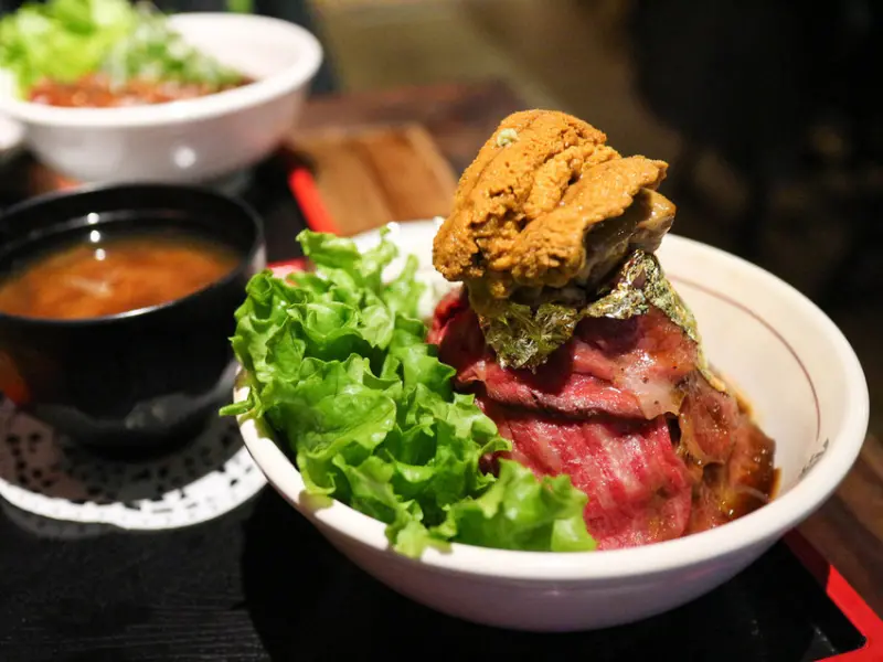 (忠孝新生站)power beef浮誇的土豪丼,海膽鵝竿金箔匯集在一碗,強大的烤肉丼,台北丼飯