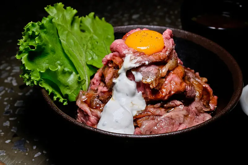 忠孝新生 POWER BEEF , 肉夠厚, 牛排也烤的好吃的烤牛肉丼飯,燒烤牛肉專門店