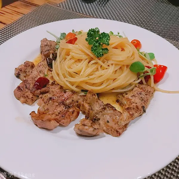 【基隆必吃美食】一吃就上癮的義大利麵!會迷路的巷弄隱藏義式餐廳~要吃一定要訂位!｜璃空肚子餓