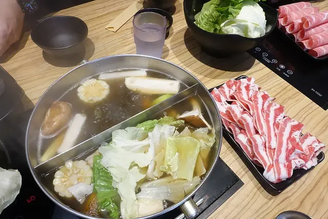 【食記】板橋車站/近板橋遠百。金鍋盃板橋加盟店~湯頭好喝 大份量肉盤 GOMAJI團購優惠好便宜 飯後甜點是整枝明治雪糕