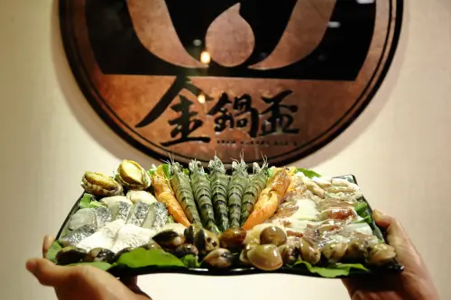 【食。板橋】金鍋盃板橋加盟店〜板橋火鍋推薦。霸氣海鮮船超浮誇！大份量滿足饕客們的味覺享受！