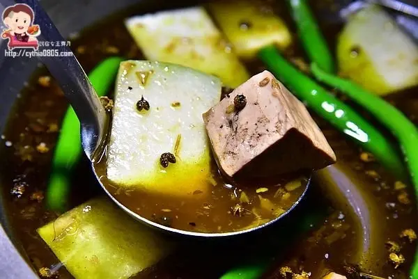 全台只有這家有綠色麻辣鍋，你吃過嗎~又麻又辣的好過癮啊!!還有正妹老板娘哦~