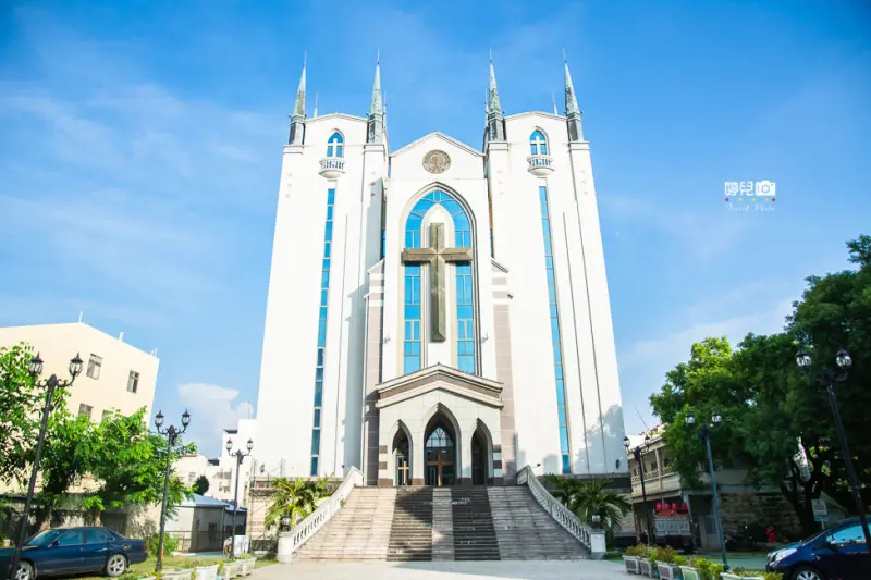 ｜高雄景點｜鳳山基督長老教會，隱藏在街道巷弄裡的城堡 - 阿婷的旅行札記。
