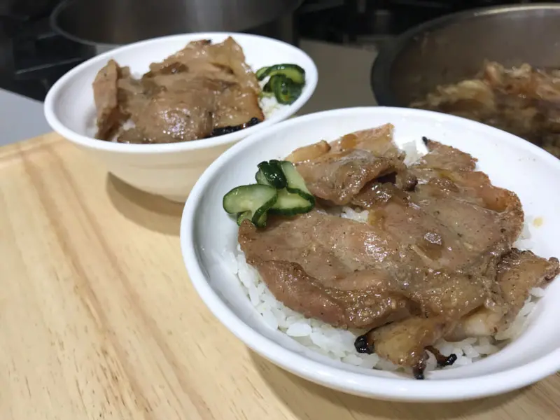 【高雄│肉麻燒肉飯】超ㄎㄧㄤ的燒肉飯，一邊吃滷肉一邊聽Coldplay，銅板價格有夠肉麻的啦！
