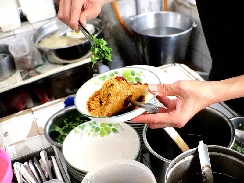 台南粽子／隱身傳統市場內／傳承三代70年老店／每日限量只賣4樣／在地人從小吃到大／100元吃飽吃滿還有找