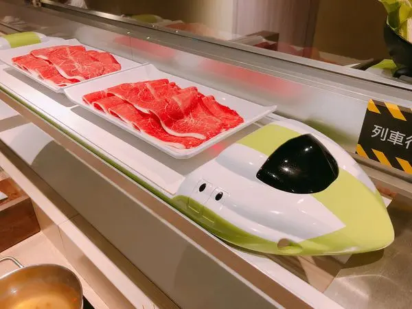 桃園✿天銅火鍋達人✿桃園店~ 鄰近桃園火車站! 軌道式的送餐設計~ 肉片以車身直送超可愛!!