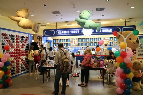 高雄左營區=<食>精典泰迪的奶茶鋪-左營店~最奢華最熊熊來襲的泰迪熊奶茶＊乘著英倫風來囉來囉＊近捷運站＊有座位=