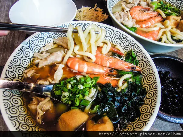 新北八里湯麵食推薦 福悅日式手打麵  有嚼勁的麵條 好吃的肉片 新鮮的蝦子...海陸雙拼的美味!!