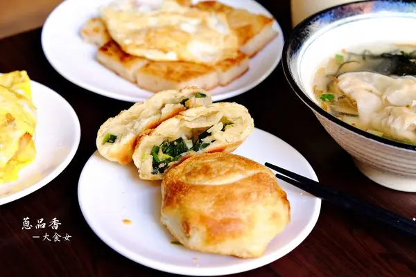 [中山區美食] 蔥品香-一塊蔥油餅、一碗餛飩湯，基隆人的早餐，好暖心！(附蔥品香MENU) 中山區早餐/中山國小站美食/中山國小站早餐/晴光市場美食/台北早餐推薦