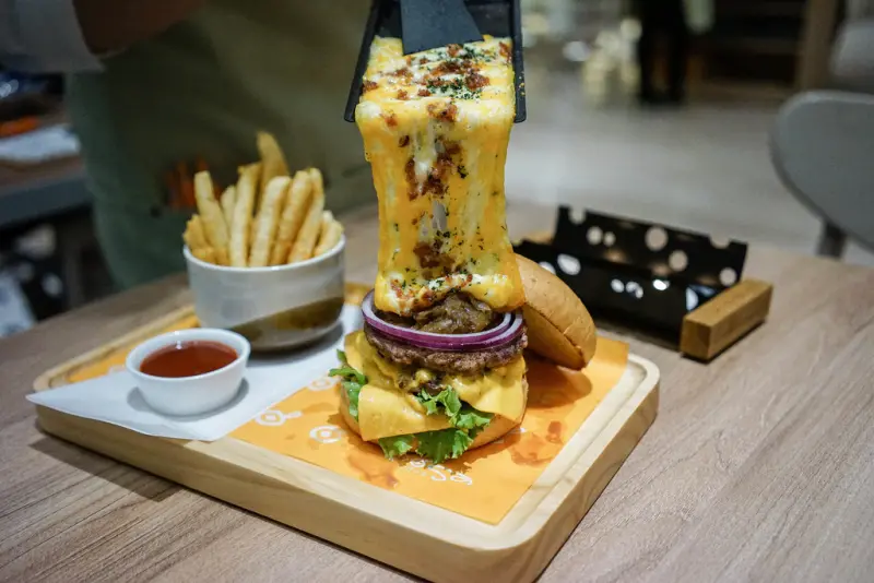 屋莎鬆餅屋Woosaパンケーキ X魔王 台北大同區  像雲一般的鬆軟日式鬆餅進軍北台灣啦 起司瀑布和牛堡太邪惡了 捷運台北車站/京站百貨 內文有店家資訊與菜單