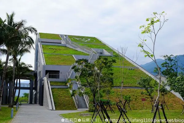 【台東。台東市】好特別！請問這是丘陵？山丘？還是馬雅時代的古文明啊~台東大學知本部圖書資訊館