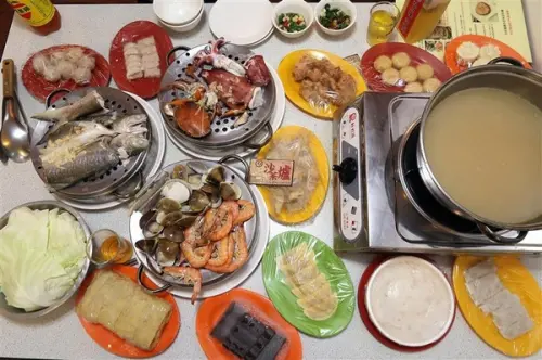 新莊火鍋 二月牌沙茶爐 現流海鮮塔蛤蠣紅蟳 台南魚冊火鍋料超威 打卡送牛肉~        
      