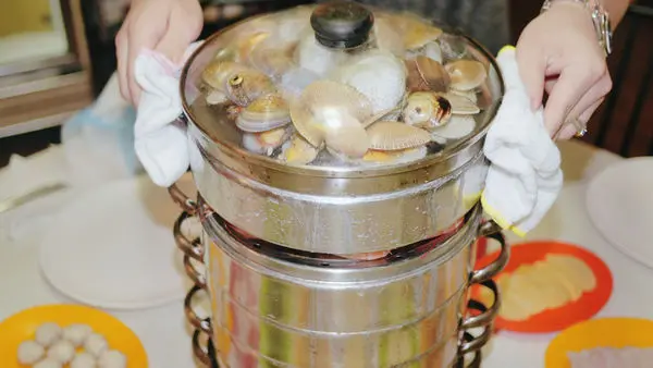 【新北．新莊】二月牌沙茶爐，新莊超級「大份量」火鍋• 猛猛堆滿海鮮塔送上桌！