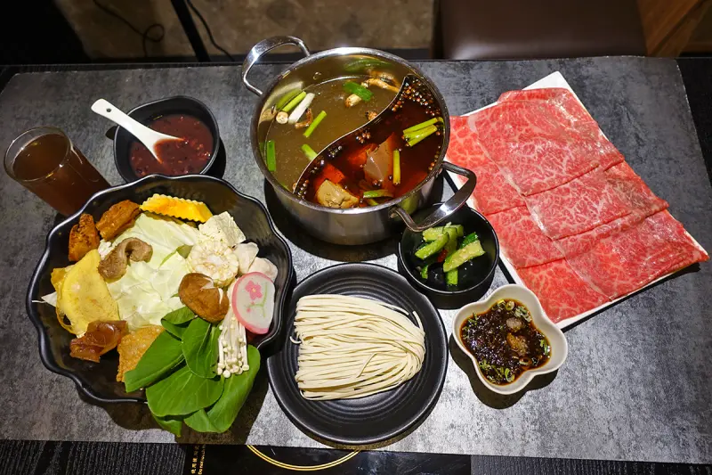 日本和牛台北-清麻辣麻辣火鍋，千元有找吃A5日本和牛，忠孝復興站鴛鴦鍋推薦，一個人能吃的麻辣鍋