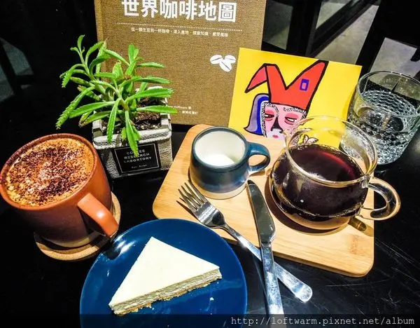 新竹竹北浪漫咖啡館推薦 三角咖啡館 Café Triangle 美麗綠草皮 水池 連新聞主播都來IG打卡~欣賞白天與夜晚的不同景致(附菜單)!!