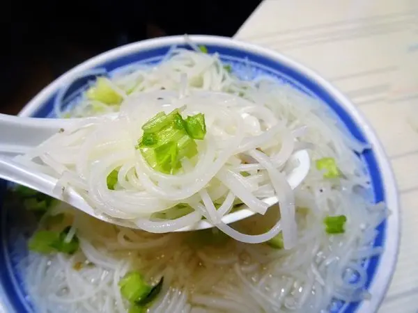 台北中正｜黃媽媽米粉湯～東門市場銅板小吃！清淡雅致的舒國治美食推薦（捷運東門站）～