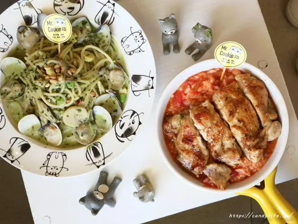 台中美食│Mr. Cookie 貓〃一中平價義大利麵推薦!!黃色販賣機大門好吸睛，店裡還有可愛店貓唷~        
      