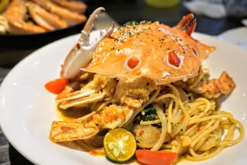 【高雄 洋城義大利餐廳。Yun Chen 超浮誇義大利麵／聖誕跨年慶祝餐廳／排隊美食餐廳】光華店