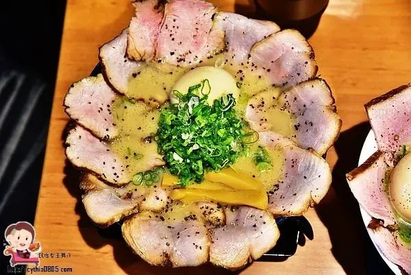 滿滿叉燒肉舖在碗上，這碗肉花拉麵還可以免費加麵加湯吃到爽啊~