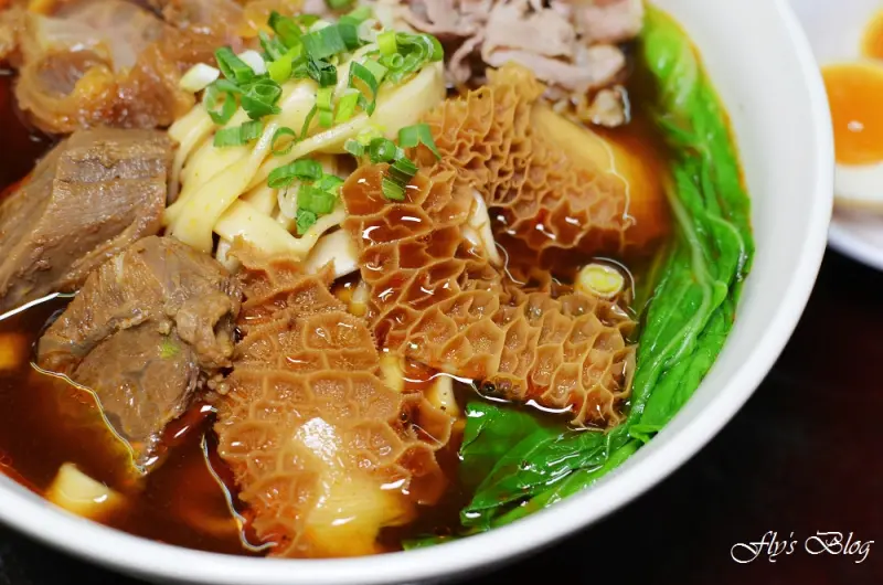 新九九牛肉麵店，清燉與紅燒都拿過獎的美味牛肉麵，非常好吃啊！