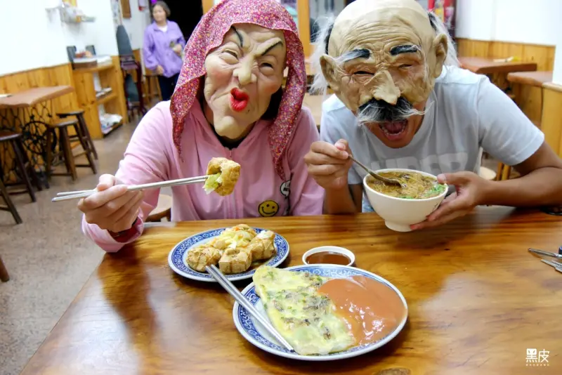 【桃園龍潭※美食】迪化街大腸紅麵線-龍潭店。傳承兩代的好滋味。臭味飄香的臭豆腐必點