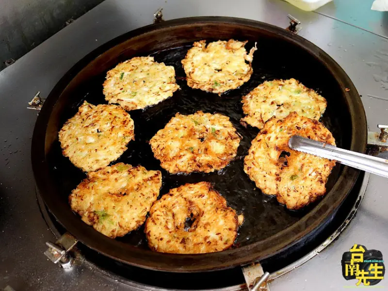 台南鍋貼煎餅／從路邊攤賣到開店面／飄香20多年／在地人從小吃到大／每日限量晚來吃不到／當天新鮮備料不賣隔夜貨／老饕必點古早味煎餅／一開店就人潮滿滿／老闆忙到手都沒停過