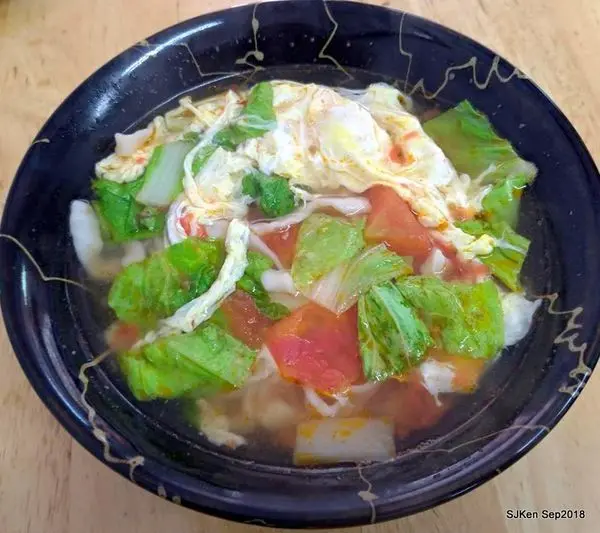 (台北捷運板南線永春站周邊美食)「同花順小館」--- 麵Q湯鮮「番茄麵」+ 手工現煎香軟「蔥油餅」+ 小菜任意搭!