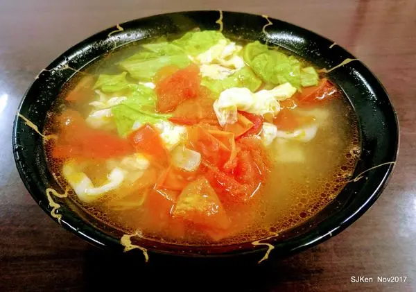 (台北捷運板南線永春站周邊美食)「同花順小館」---手工現煎現煮美味不同凡響的「大餅捲牛肉」+ 「番茄麵」