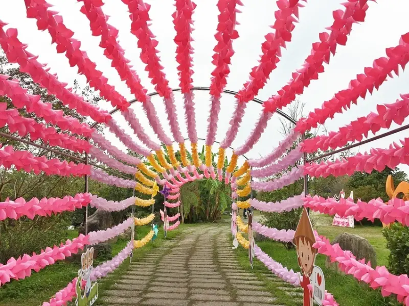 【旅遊】風花-藝文色彩的竄流|台中屯區藝文中心裝置藝術展，彩舞躍動、風花走廊、各種風車裝置藝術超好拍~活動至12/25