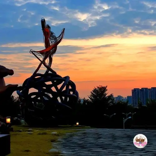 【台中】白色情人節，雖沒有大餐，但有晚霞餘暉陪伴，和熊胖一起散步，是種平凡中的簡單小幸福。