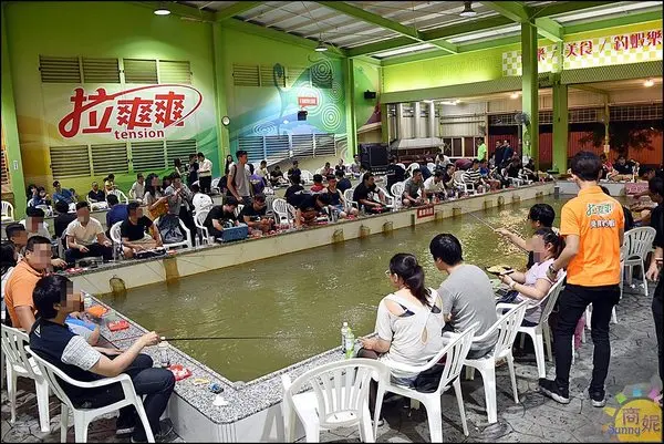 台中南屯【拉爽爽美食釣蝦場】環境單純餐點美味，24H釣蝦、熱炒、KTV吃喝玩樂好去處!        
      