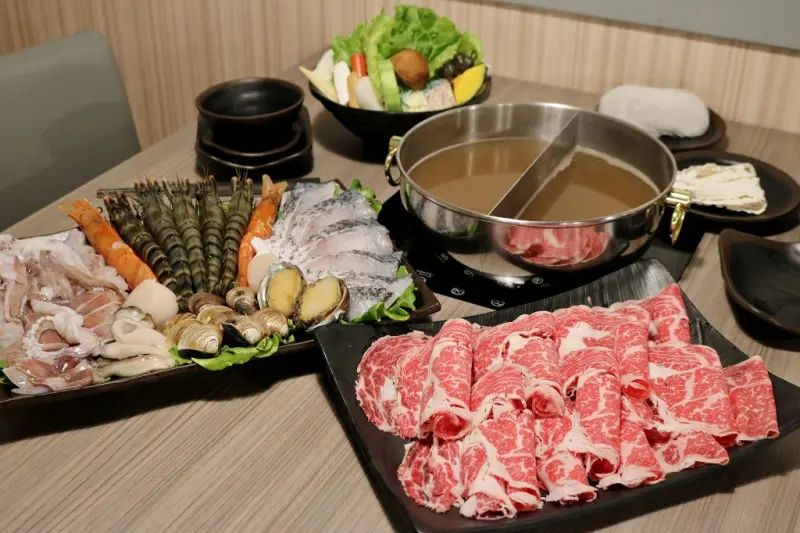 台北｜金鍋盃小火鍋四館(中正店) 冬季必吃！超霸氣海鮮航空母艦鍋．中正區火鍋推薦 - 奇奇一起玩樂趣