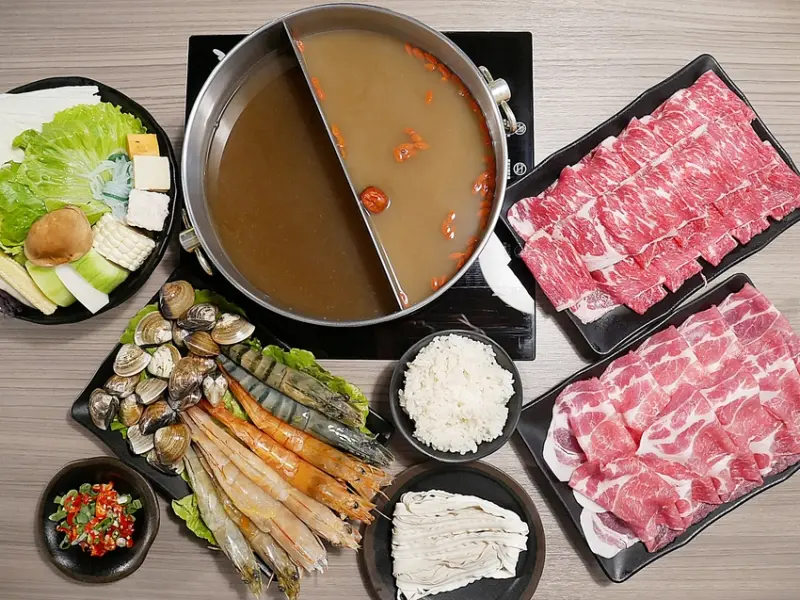 金鍋盃中正店-台北捷運中正紀念堂站海鮮火鍋  超有趣的店名一次就記住  食材新鮮選擇多  是火鍋人的好朋友              