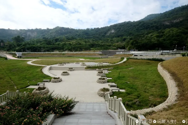 【高雄。鼓山區】港都新亮點(免費景點)！結合治水功能及保留古文化遺址於一身的『柴山滯洪公園』，園區造型頗具獨特風格，值得旅人探尋。