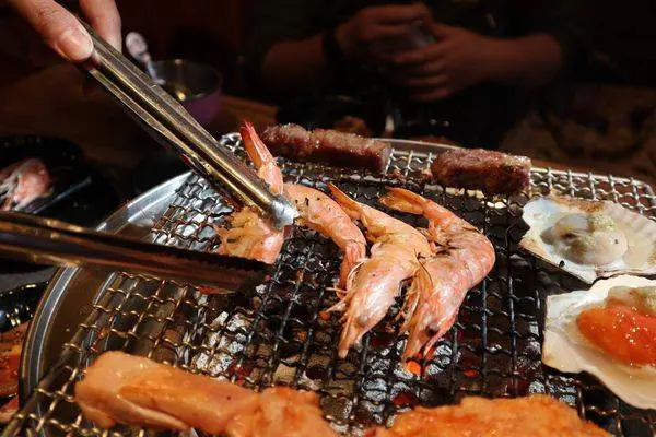 台北三重國小 | 我！就厲害-三重珍饌店，燒烤吃到飽、草蝦、泰國蝦、天使紅蝦、大蝦任你吃還有澳洲A++和牛可以點▲女子的休假計劃▼