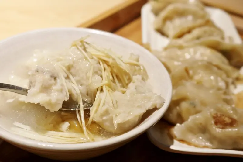 台南｜小ㄚ鳳 浮水魚焿．煎餃 老店新傳承 人氣小吃新面貌 - 奇奇一起玩樂趣