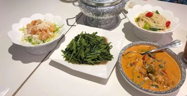 高雄食記【Papaya泰 泰式料理】成功家樂福／好停車／家族聚餐／推薦 洋蔥牛腹肉／超消暑 南洋水果冰 摩摩喳喳／羅旺子冰茶／菜單