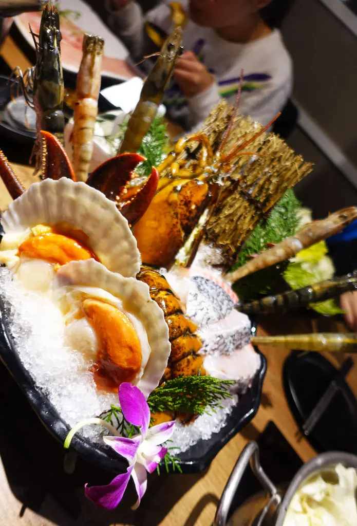 (胖樺食記)火鍋第一品牌「肉多多火鍋-古亭旗艦店」/肉食者天堂/單點也可以吃很飽/霸王海陸鍋/雙人豪華海陸饗宴/完整菜單/打卡送肉盤/排隊人氣店