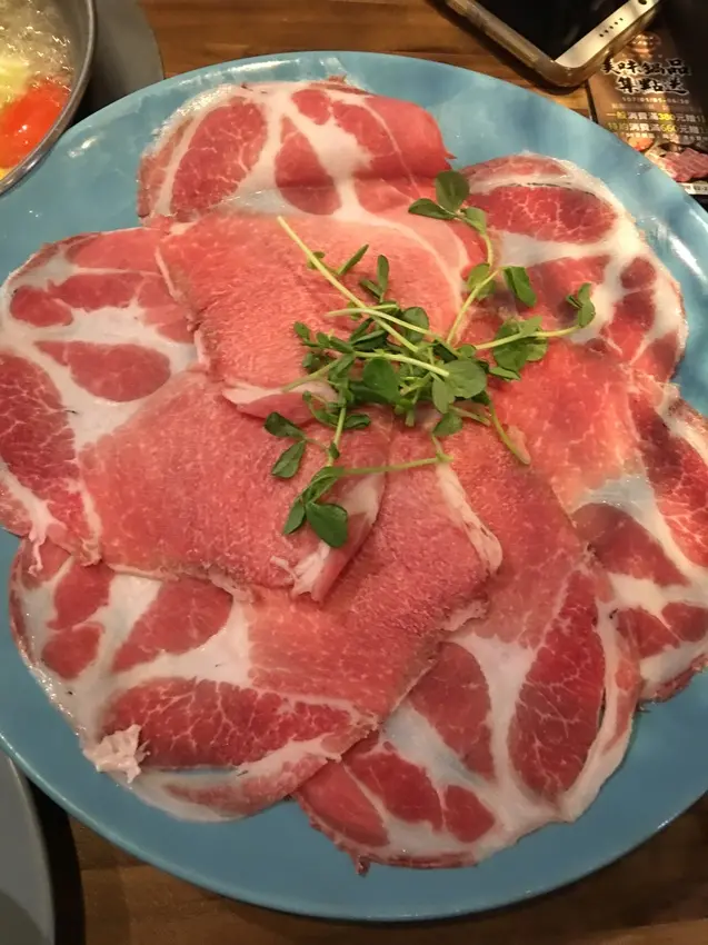 新北中和x火鍋 【大豚涮涮屋】 平價飽食好好味火鍋/ 麻醬佐料/ 副食續盤超豪爽/ 牛丼飯