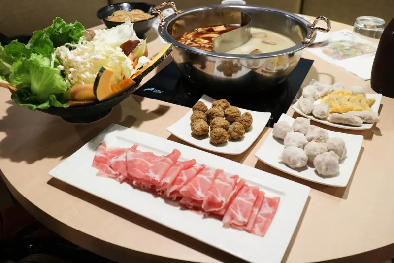 (忠孝敦化站)女當家極緻鍋功夫麵,芋頭排骨鍋,麻辣鴛鴦鍋